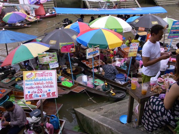 Vendors at Amphawa floating market