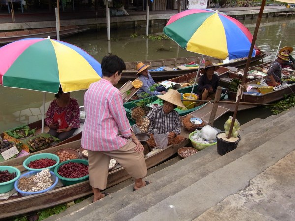 Vendors at Tha Kha floating market
